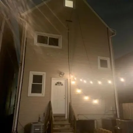 Entire 1 Bedroom Top Floor Rental Unit With Patio Chicago Exterior photo