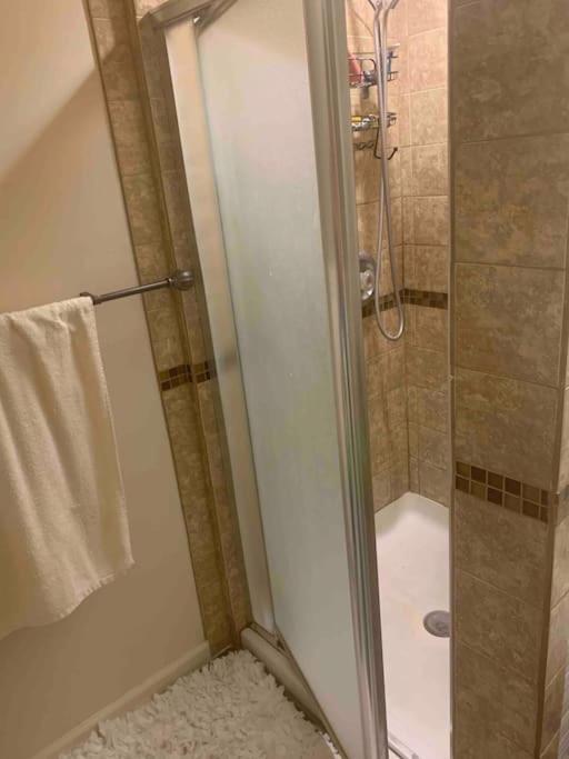 Appartement Entire 1 Bedroom Floor Unit With Patio