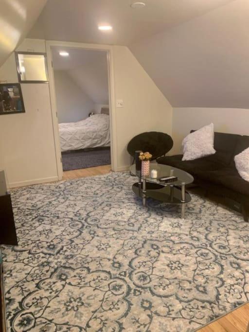 Entire 1 Bedroom Floor Unit With Patio Chicago