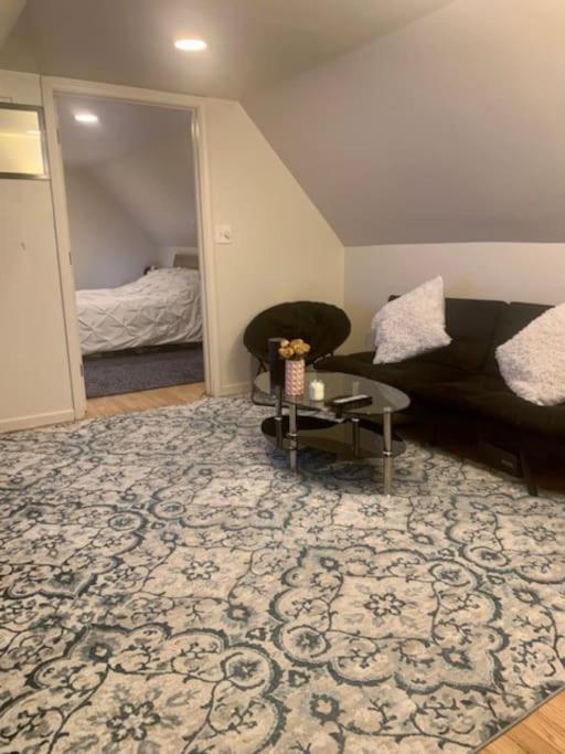 Entire 1 Bedroom Floor Unit With Patio * Chicago