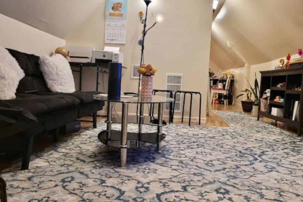 Appartement Entire 1 Bedroom Floor Unit With Patio *