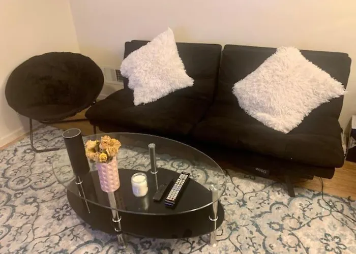 Entire 1 Bedroom Top Floor Rental Unit With Patio