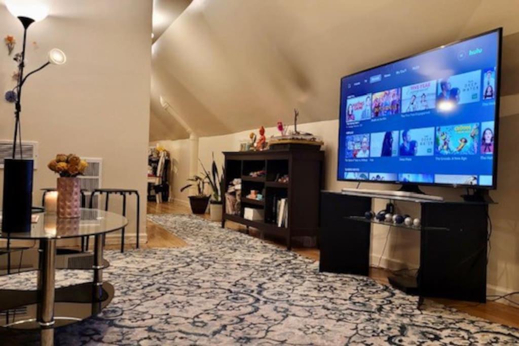Apartment Entire 1 Bedroom Floor Unit With Patio Chicago