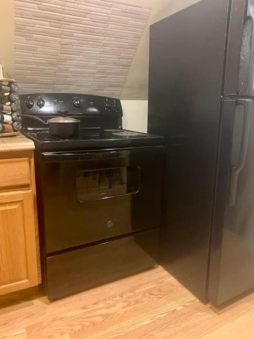 Entire 1 Bedroom Floor Unit With Patio Apartment